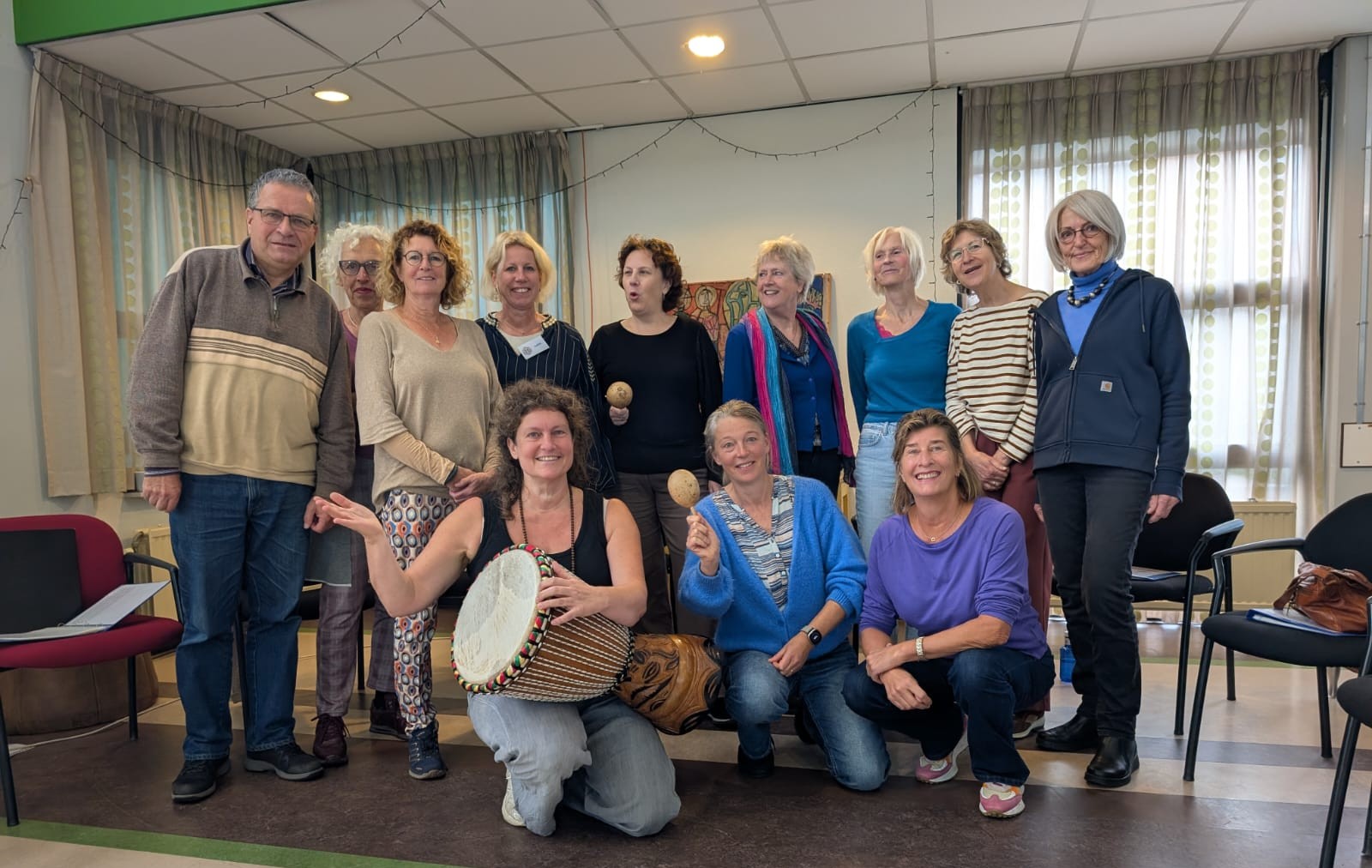 Deelnemers tijdens een koor repetitie 